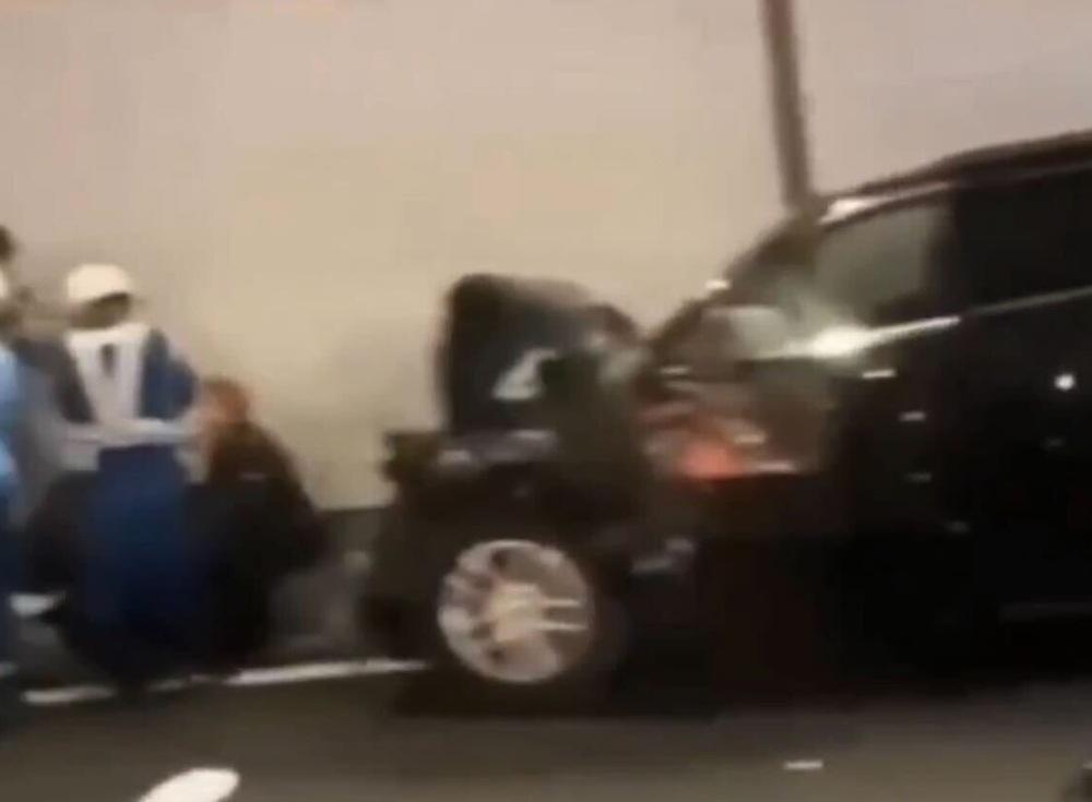 今年4月廣末駕駛時發生車禍,坐在地下等待救援。