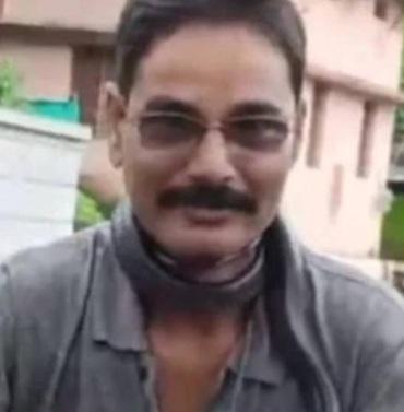 馬哈瓦爾把眼鏡蛇掛在頸上,並沒意識到危險性。(互聯網)