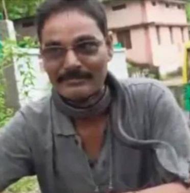 馬哈瓦爾把眼鏡蛇掛在頸上,並沒意識到危險性。(互聯網)