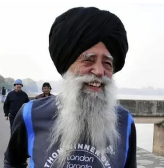 2000年,89歲高齡的辛格在倫敦參加人生第一場馬拉松賽事,以6小時54分完成,即一夕成名,被傳媒冠以「頭巾龍捲風」綽號。(互聯網)