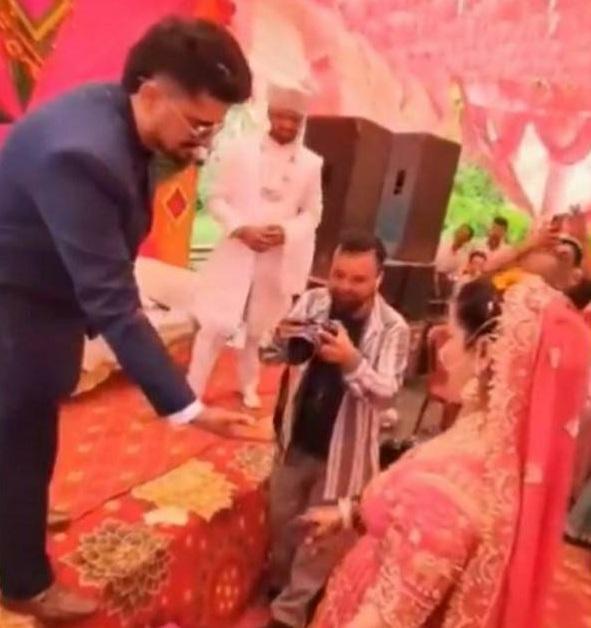 婚禮為期3日,本月12至14日在希萊村舉行,數百親友到賀,十分熱鬧。(互聯網)