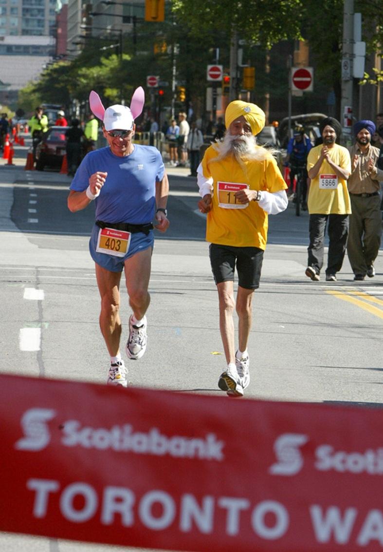 2003年,92歲的他在加拿大多倫多以5小時40分完賽,成為個人最佳成績。(互聯網)