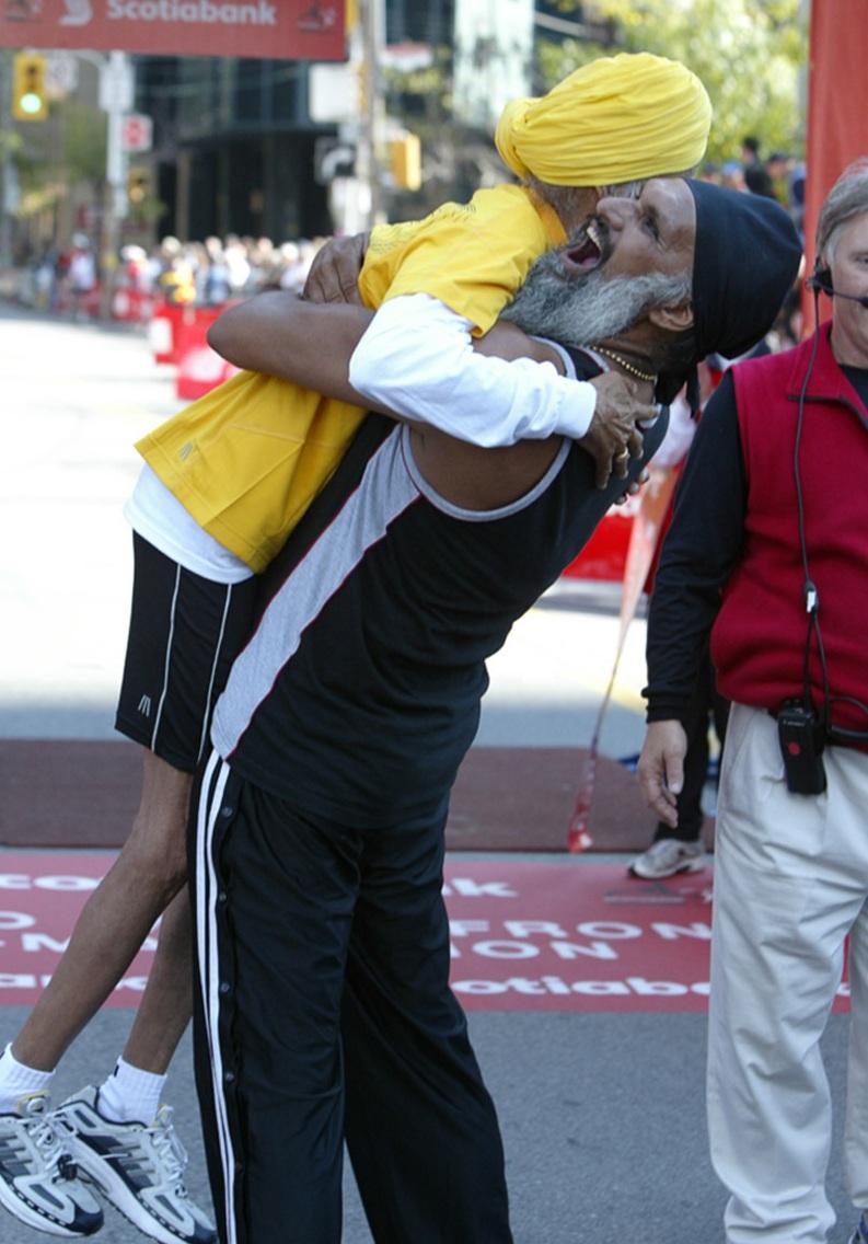 2003年,92歲的他在加拿大多倫多以5小時40分完賽,成為個人最佳成績。(互聯網)