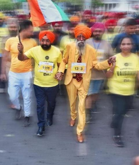 辛格退休後仍不時現身賽事,為跑手打氣。(互聯網)