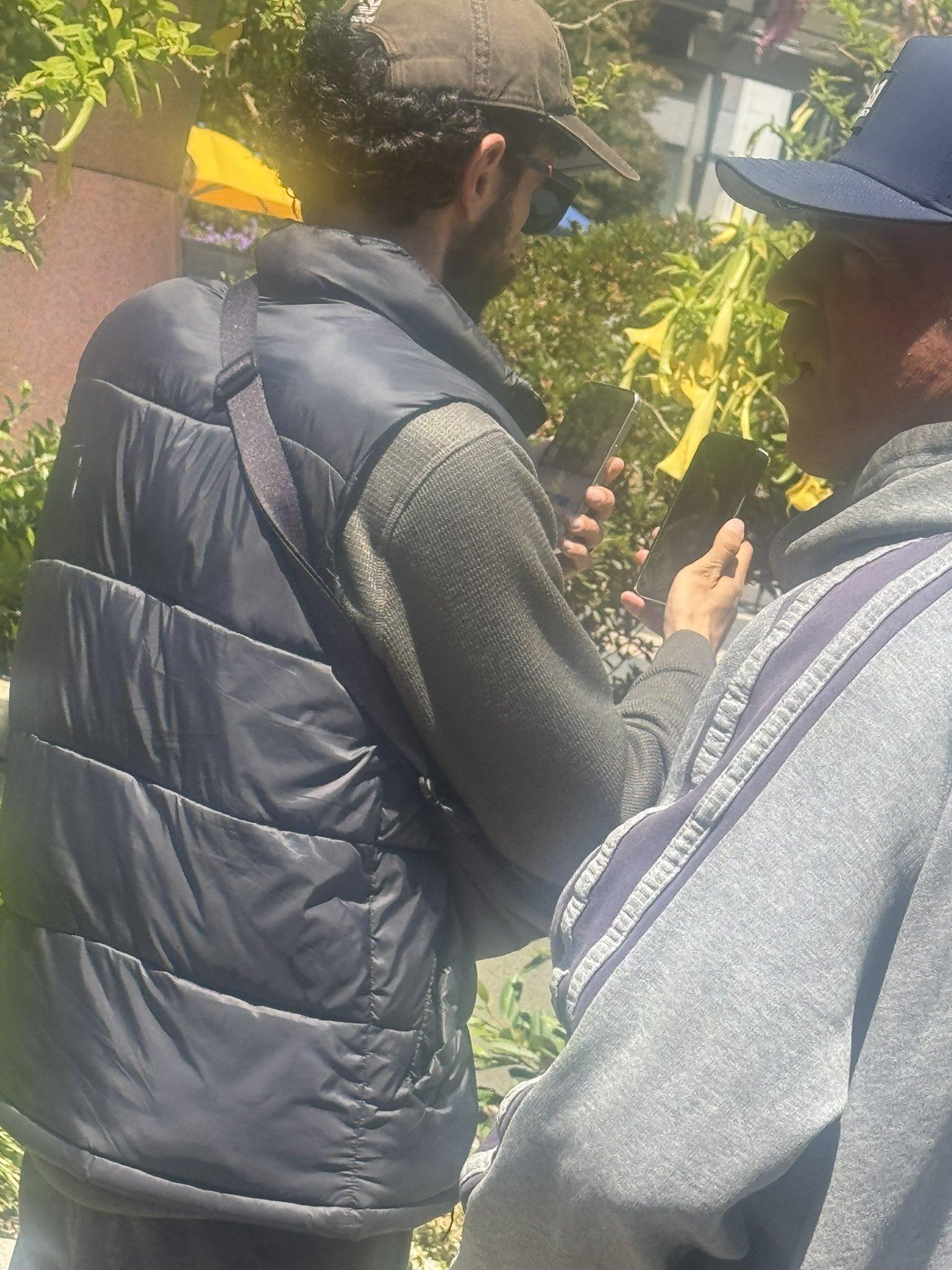 iPhone 17 Pro疑似試機被黑色機套包著。(X@Skyfops)