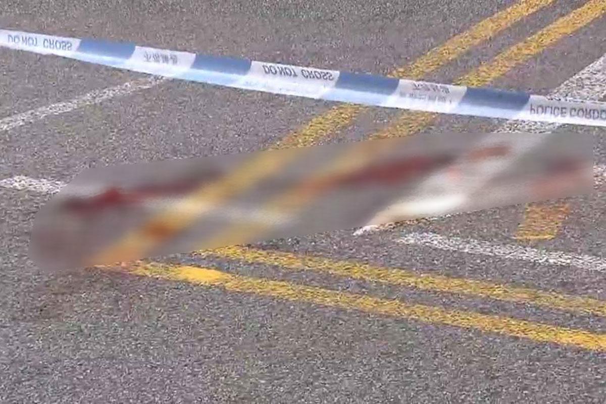 事發現場馬路遺下一攤血跡。(電視截圖)