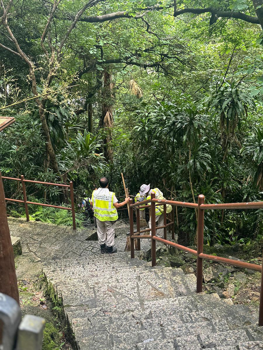 有市民早前發現有食環署外判清潔工人,在飛鵝山直接把垃圾掃進山坡而未有妥善收集。(Threads用戶「the_night_spyder」圖片)