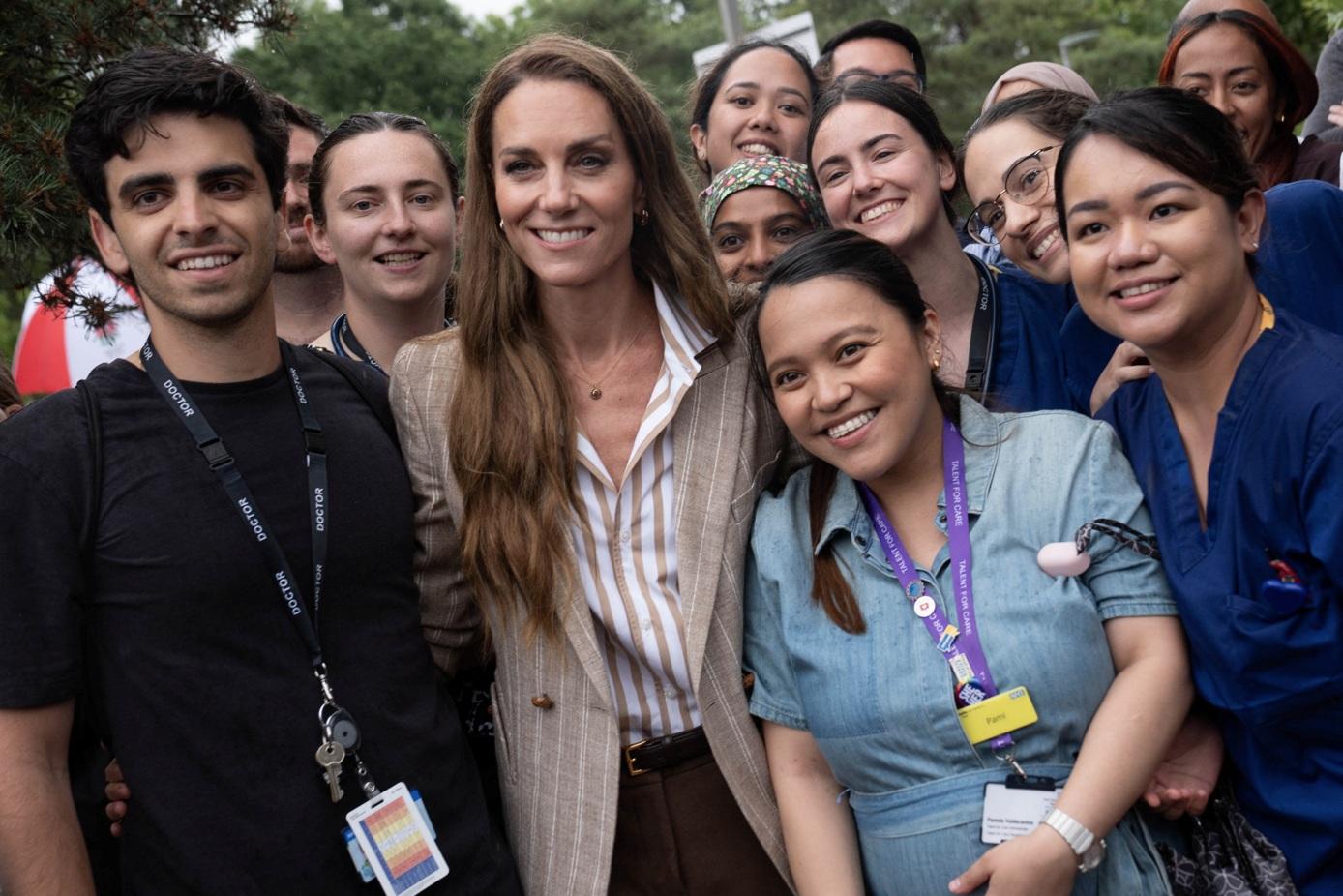 凱特與醫院工作人員合照。(路透社)