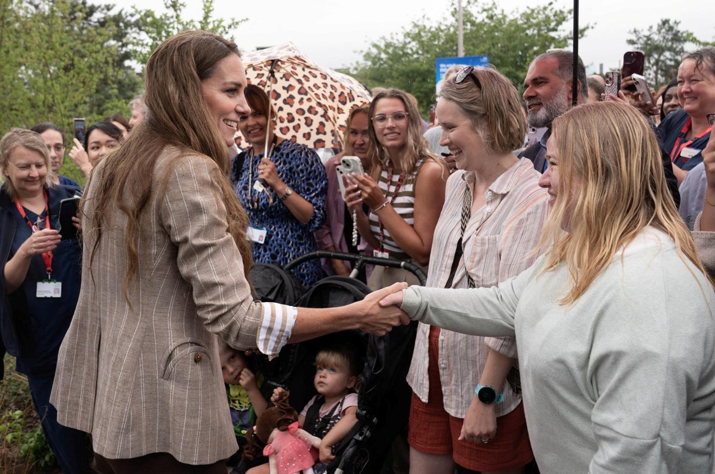 凱特與民眾親切握手、互動。(路透社)