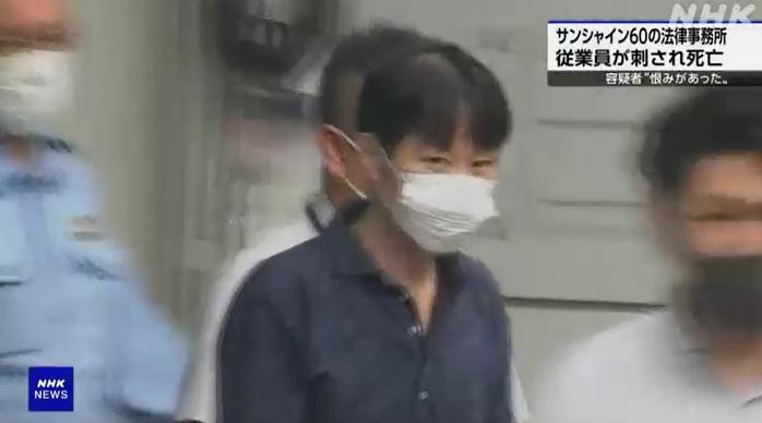 疑犯渡邊玲人被押上警車。(互聯網)