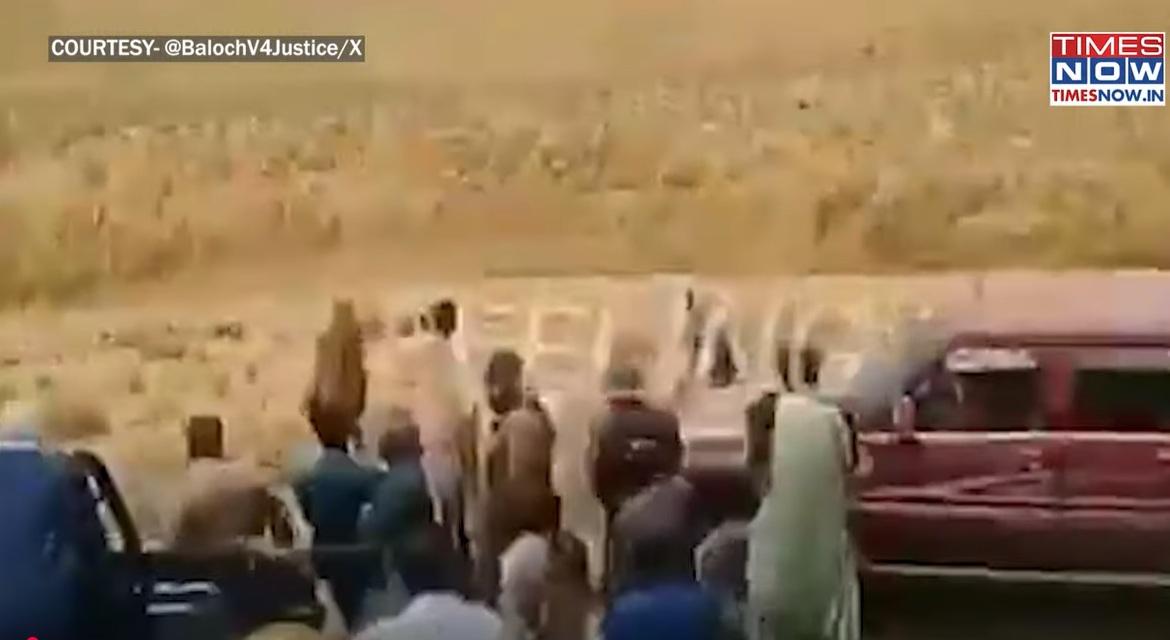 部族在荒漠處決男女的影片周日在網上流傳。(互聯網)