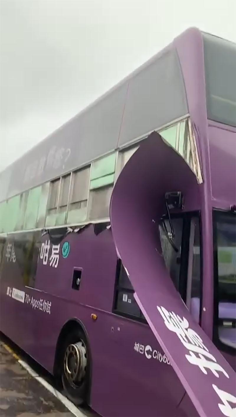 有城巴車身旁板疑未能抵受強風被吹爛。(網上影片截圖)
