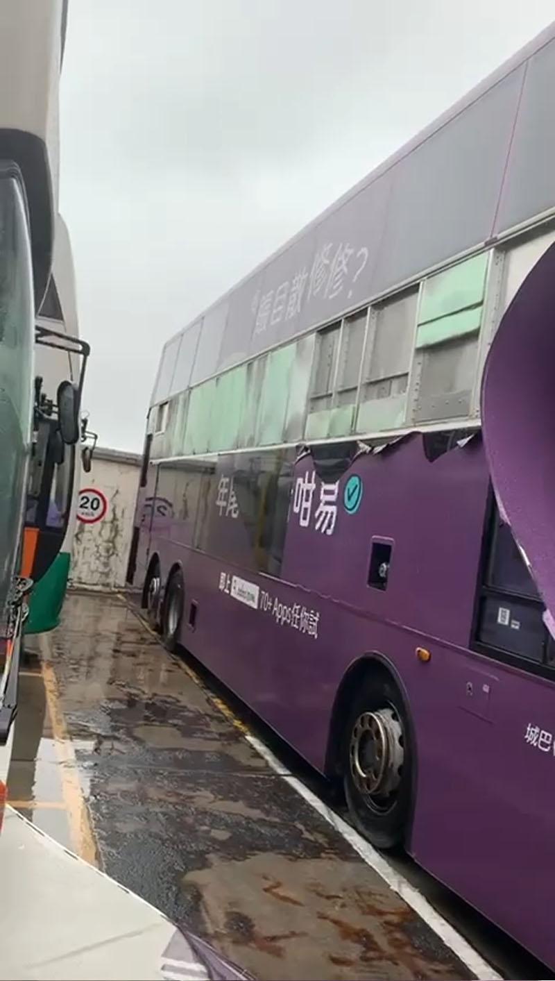 有城巴車身旁板疑未能抵受強風被吹爛。(網上影片截圖)