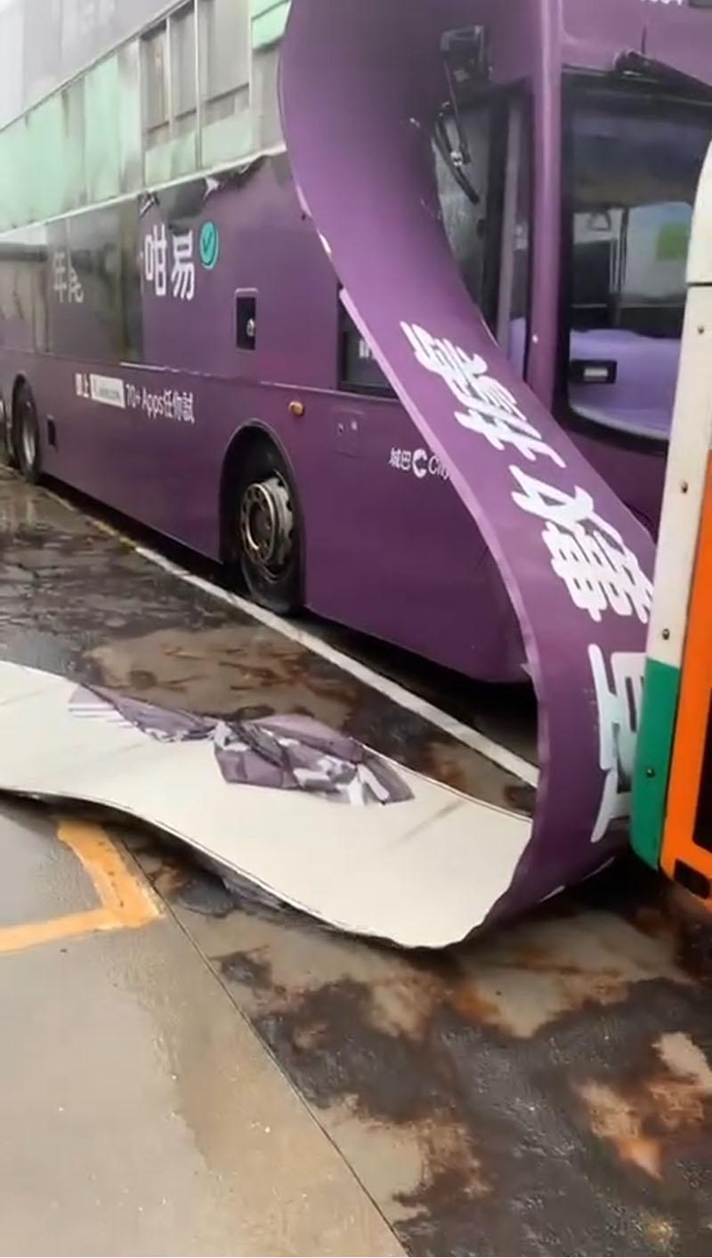 有城巴車身旁板疑未能抵受強風被吹爛。(網上影片截圖)