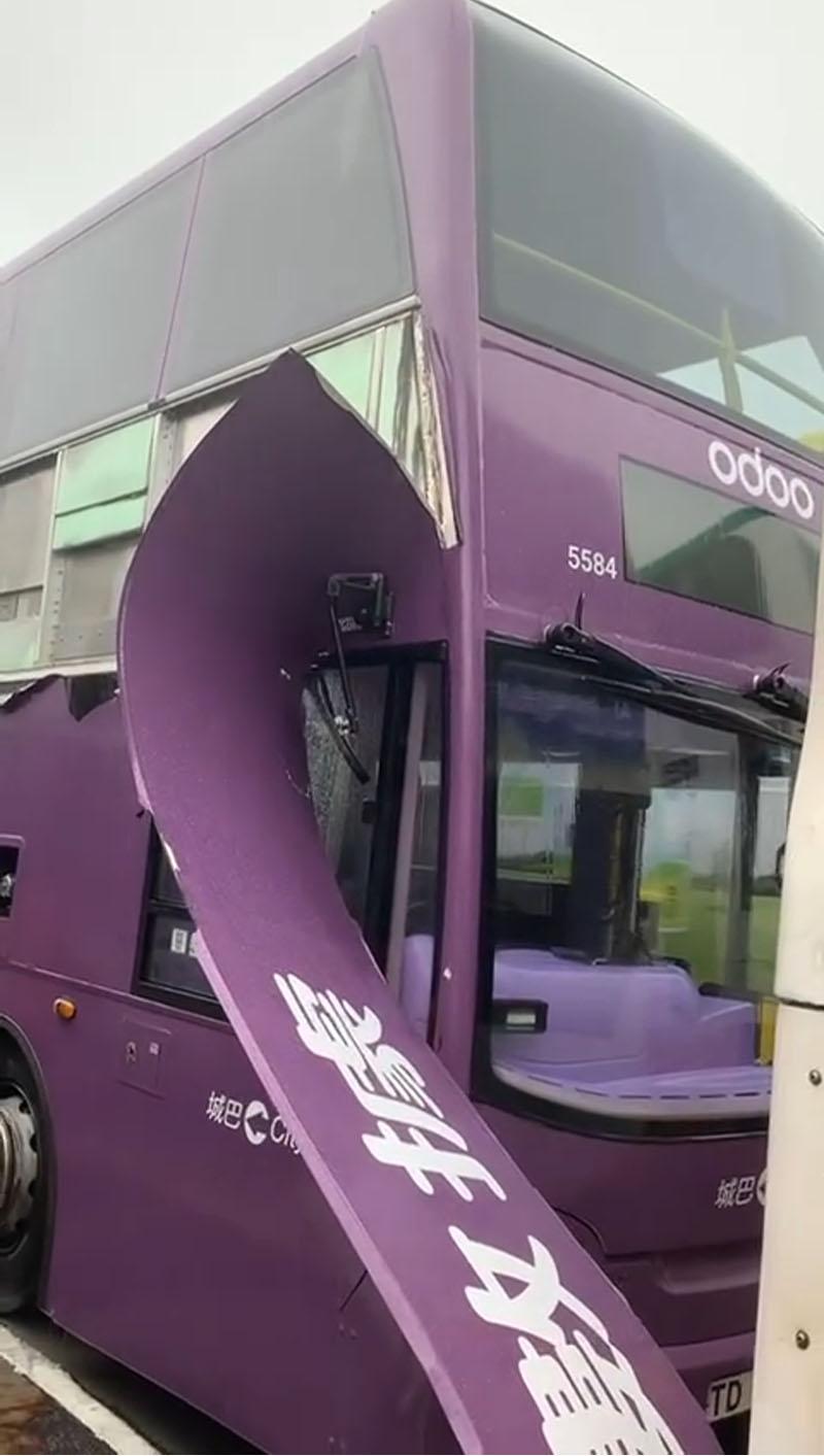 有城巴車身旁板疑未能抵受強風被吹爛。(網上影片截圖)