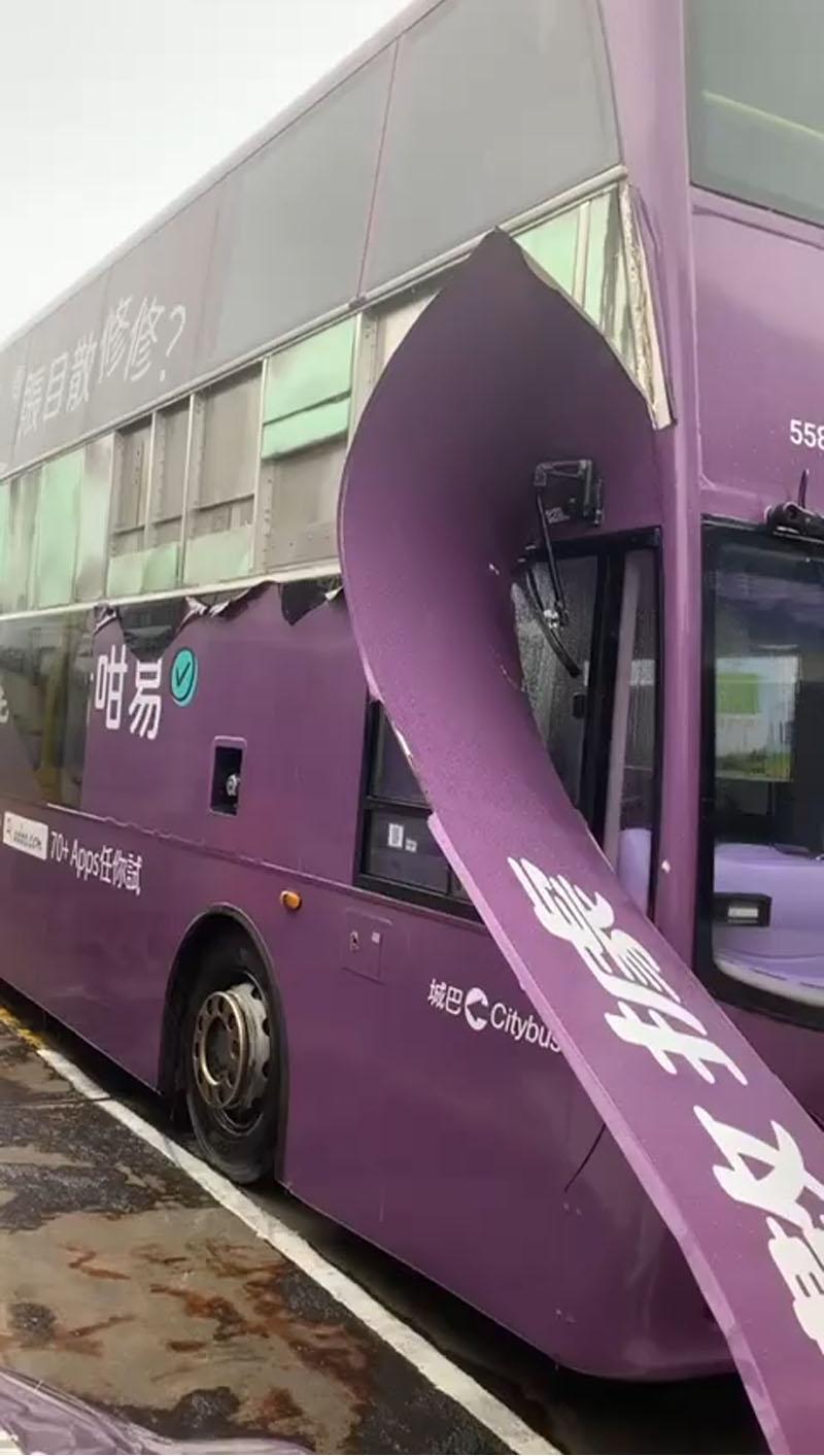 有城巴車身旁板疑未能抵受強風被吹爛。(網上影片截圖)