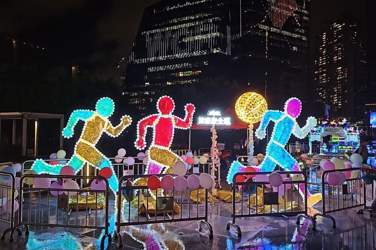 「龍城慶回歸」燈飾展在啟德車站廣場舉行。
