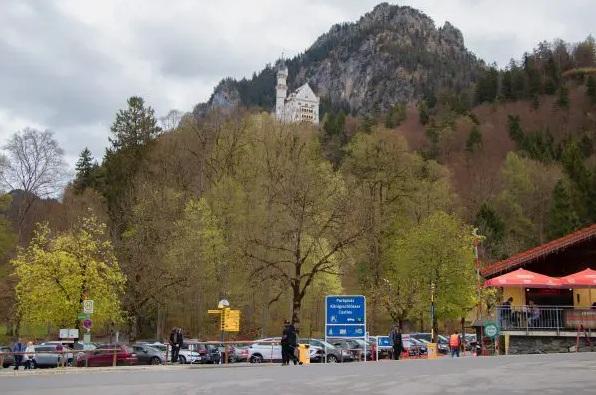 德國新天鵝堡停車場。(互聯網)