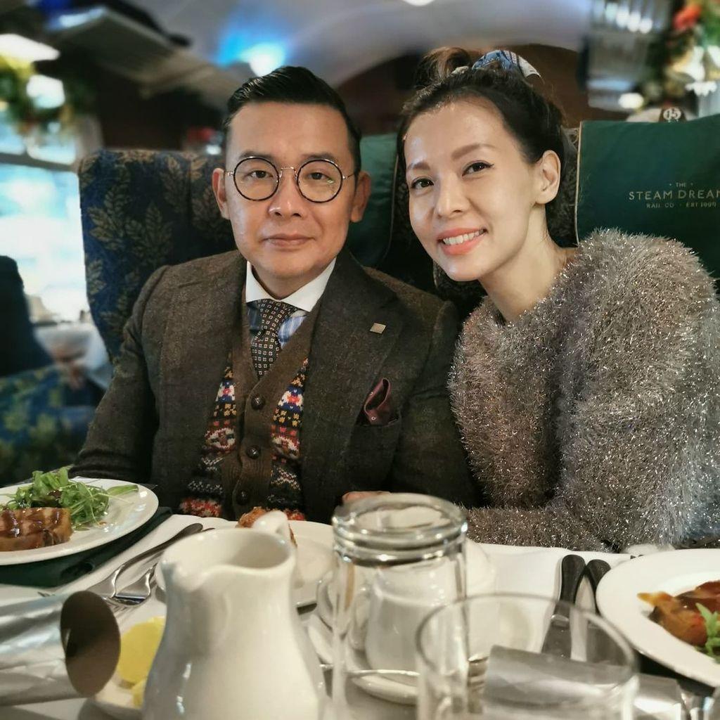雷頌德於 2018年與妻兒移民英國。