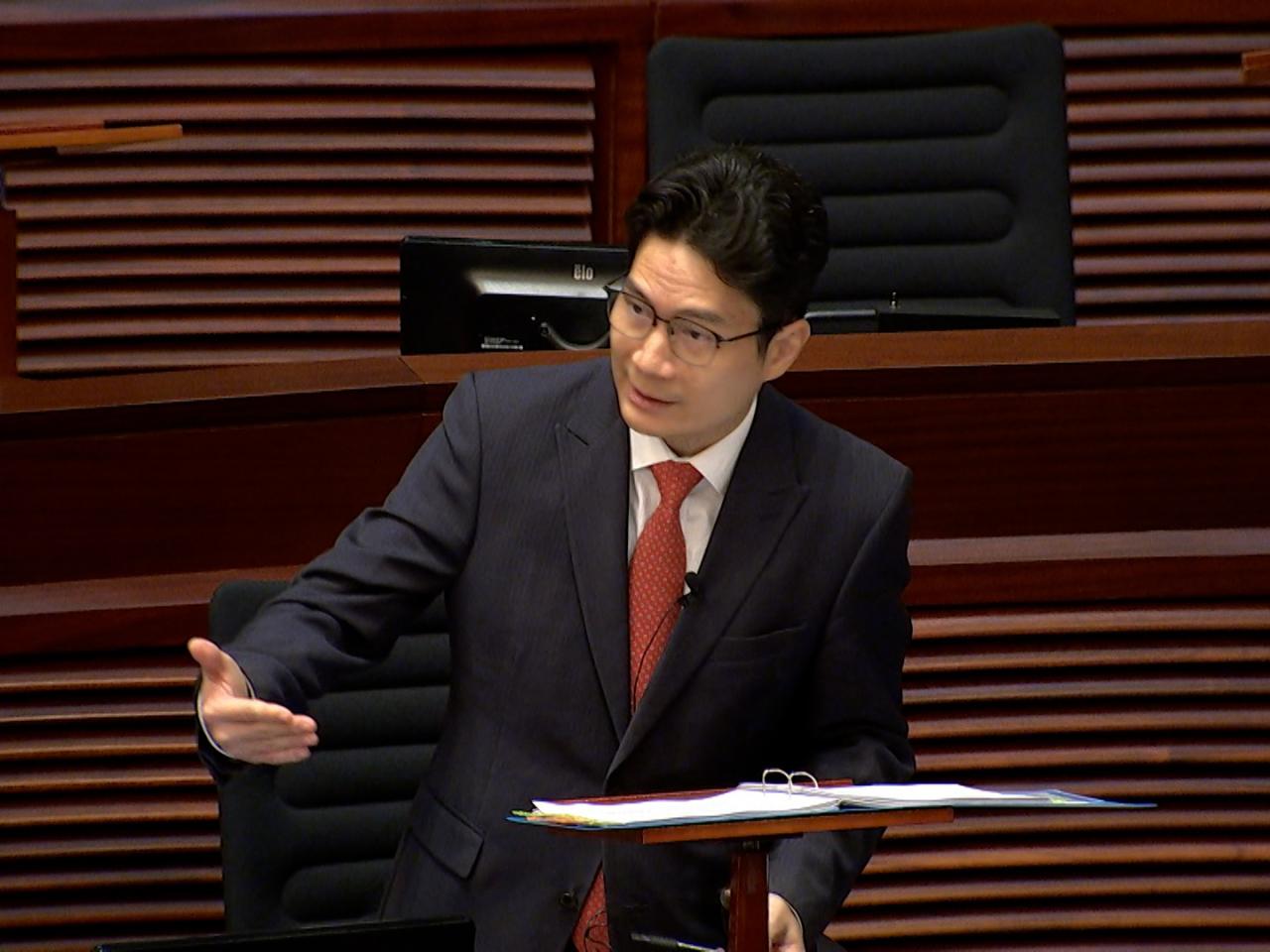 陳浩濂說,部分行業因訪港旅客及本地居民的消費模式改變、經濟模式轉變而面對較大挑戰。(香港電台)