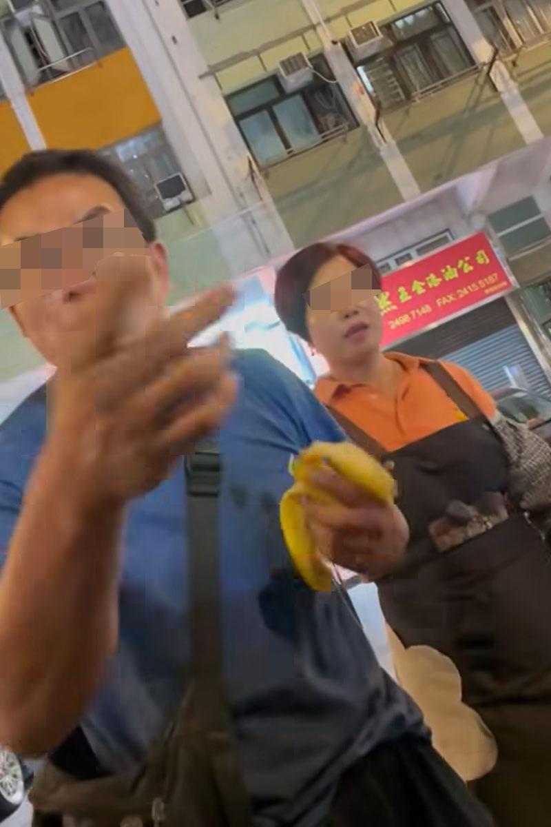 有司機在享和街與鄰近車房職員,因停泊咪錶位問題發生爭執。(網上影片截圖)