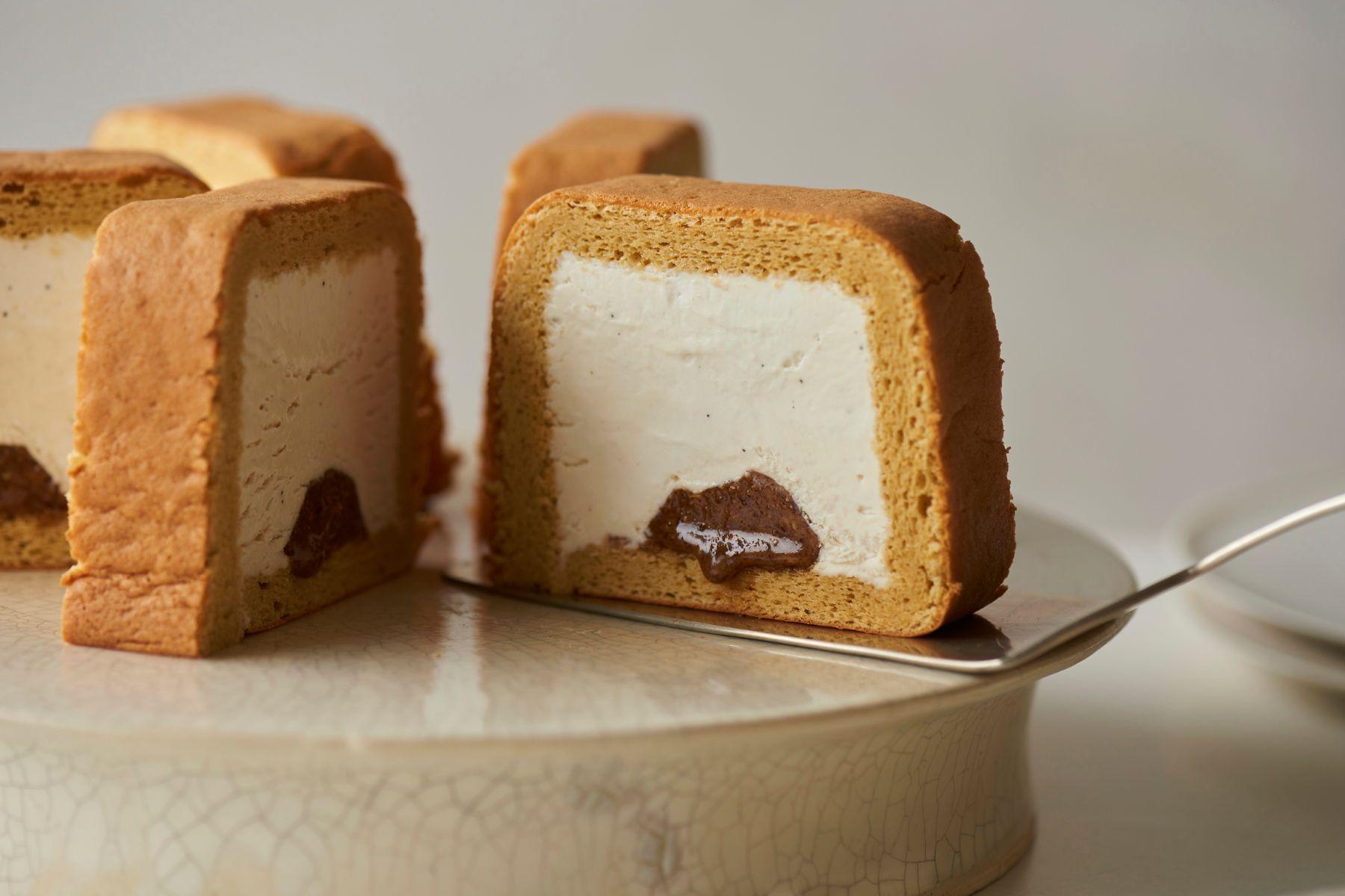 四方形卷蛋柔軟濕潤,包裹著萃取了武夷岩茶香的忌廉,散發幽幽茶香與天然奶香,味道醇厚,層次豐富。