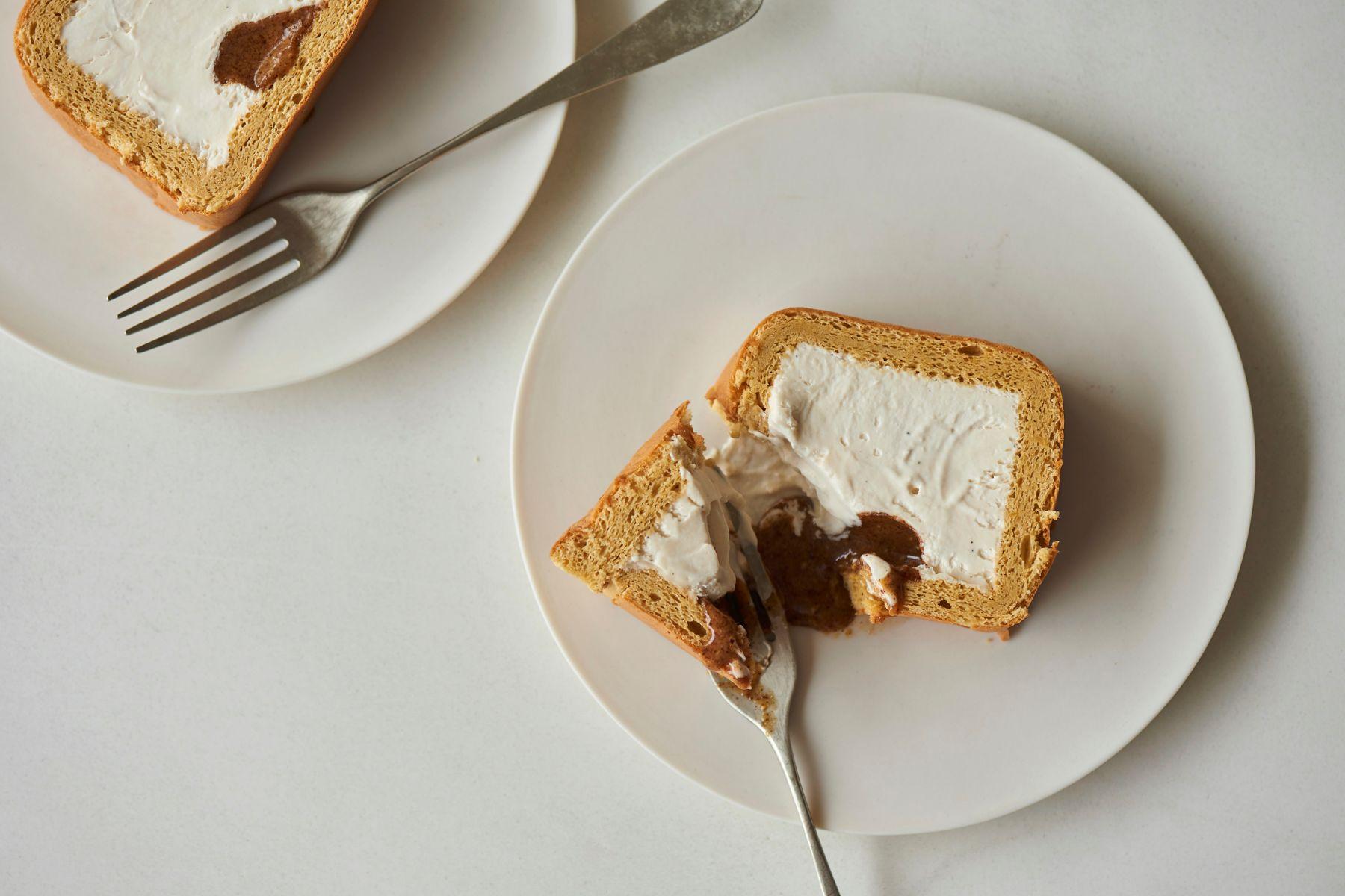 蛋糕底部加入以碧根果製成的法式果仁糖,增添變化與堅果香。