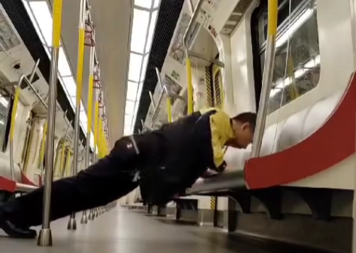港鐵職員車廂內做掌上壓,港鐵回覆指列車處於候命狀態,無影響運作(Threads影片截圖)