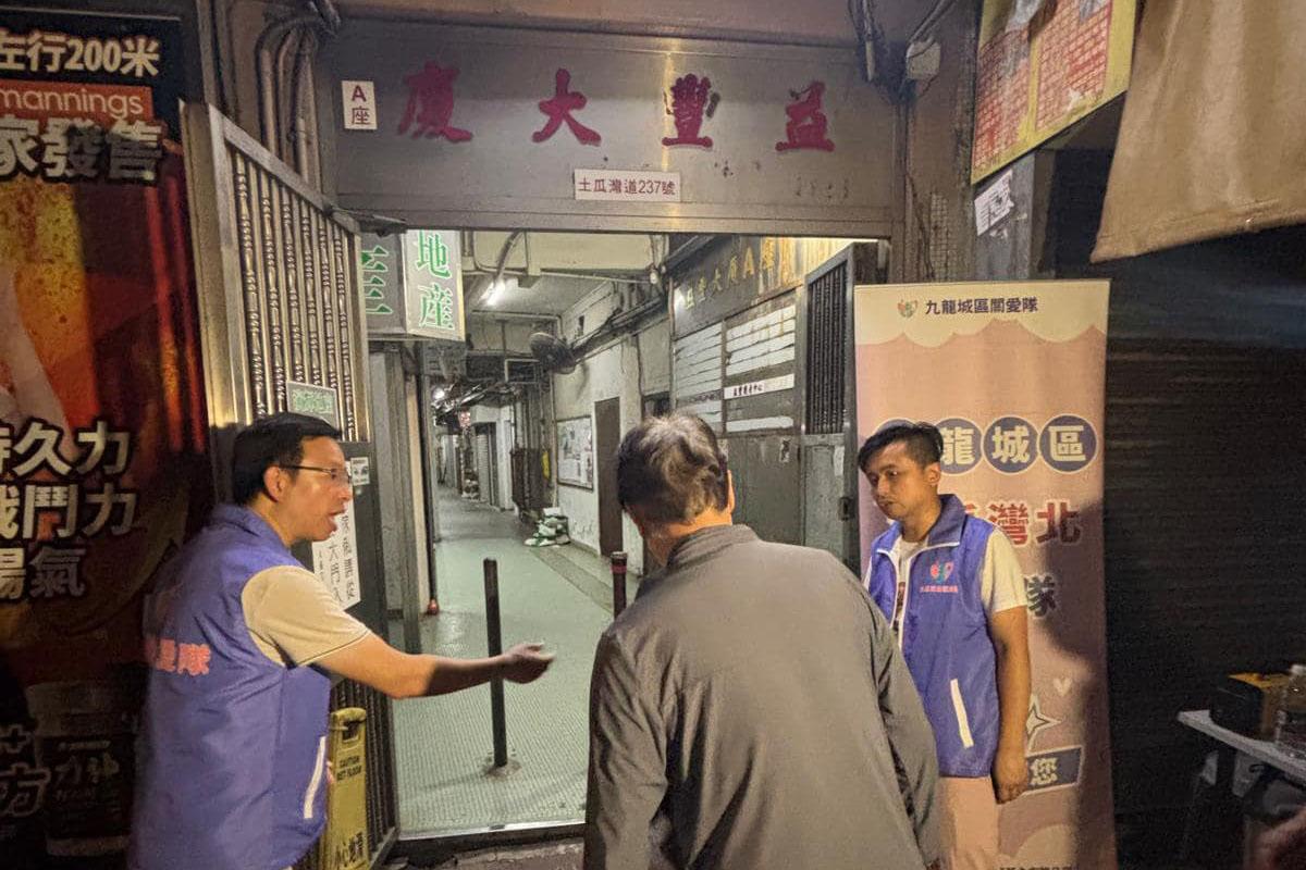 民政事務總署派員到益豐大廈協助居民。(民政事務總署FB)