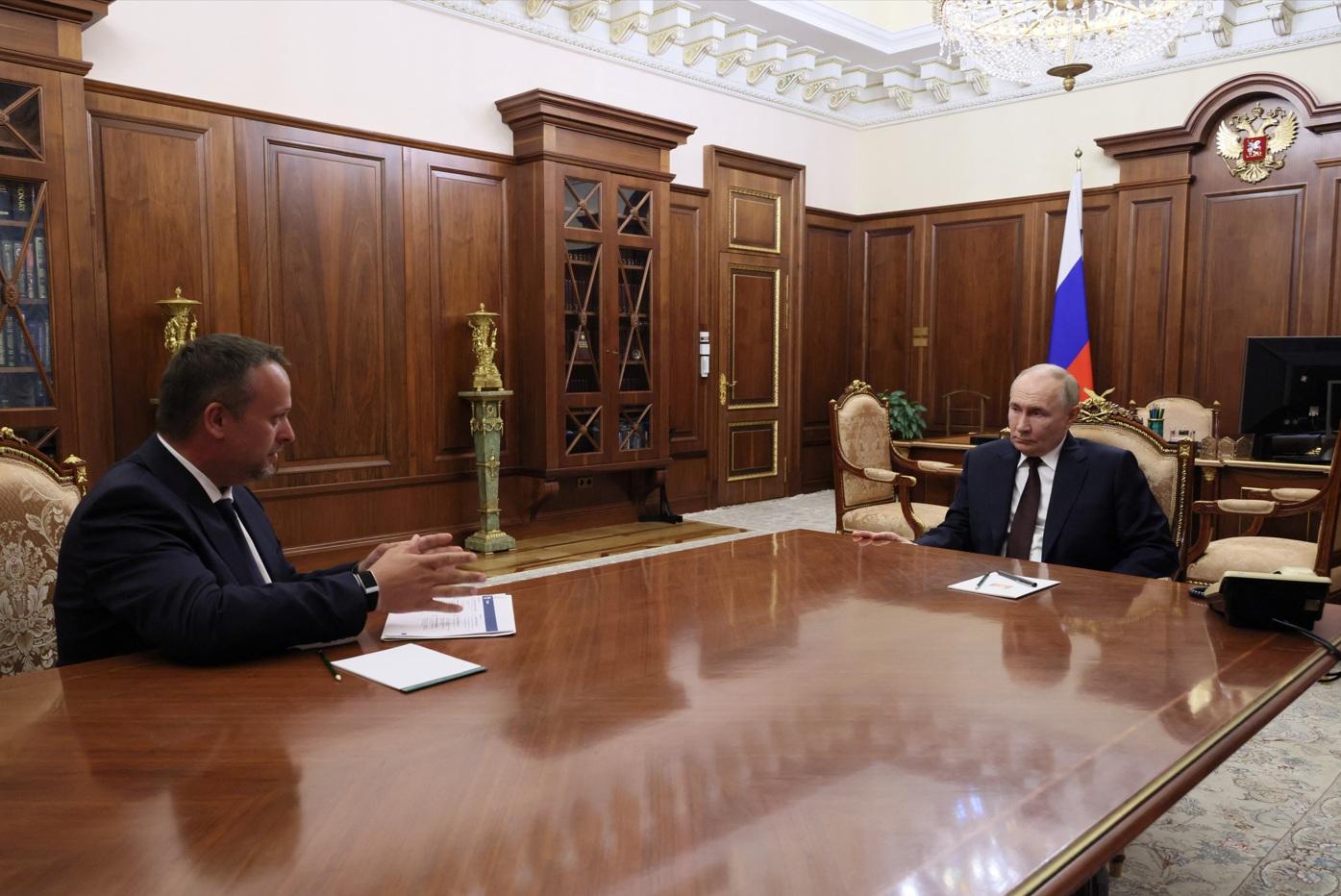 諾夫哥羅州前州長尼基丁獲任命為代理運輸部長,並與普京會面。(路透社)