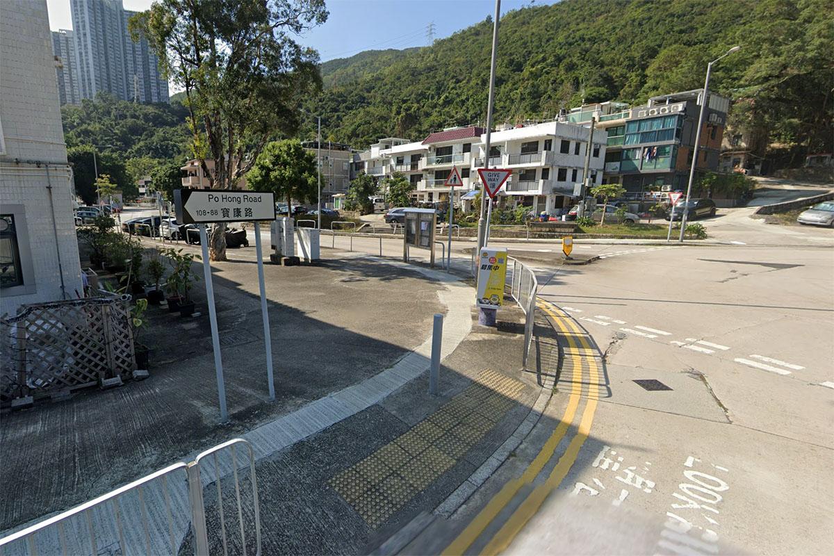 案發於將軍澳穎禮路與寶康路交界一個迴旋處的交通安全島。(Google街景截圖)