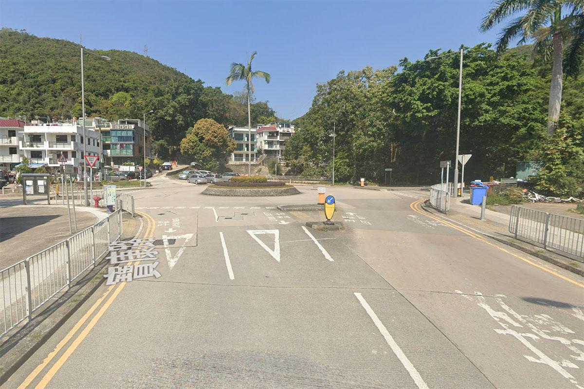 案發於將軍澳穎禮路與寶康路交界一個迴旋處的交通安全島。(Google街景截圖)