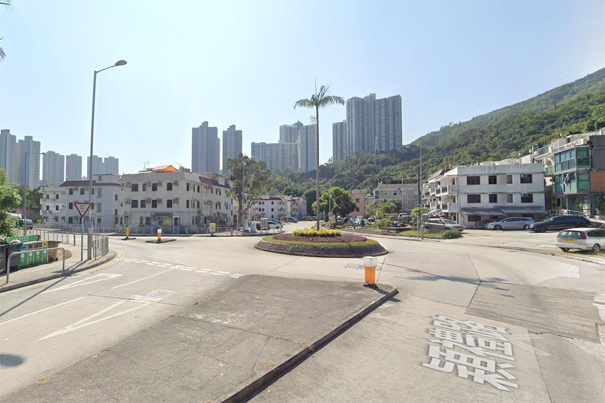 案發於將軍澳穎禮路與寶康路交界一個迴旋處的交通安全島。(Google街景截圖)