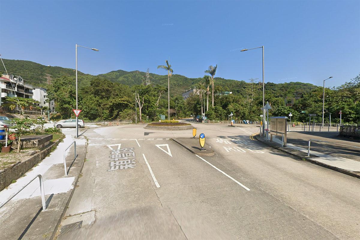 案發於將軍澳穎禮路與寶康路交界一個迴旋處的交通安全島。(Google街景截圖)