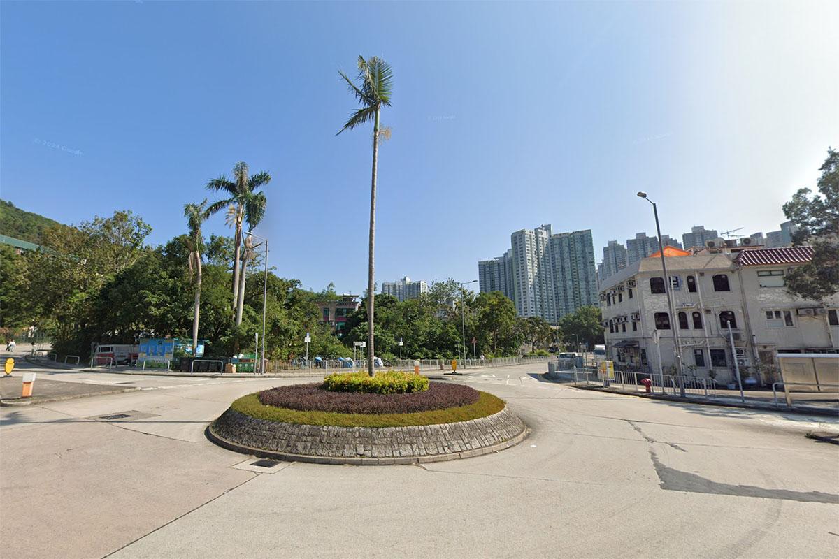 案發於將軍澳穎禮路與寶康路交界一個迴旋處的交通安全島。(Google街景截圖)