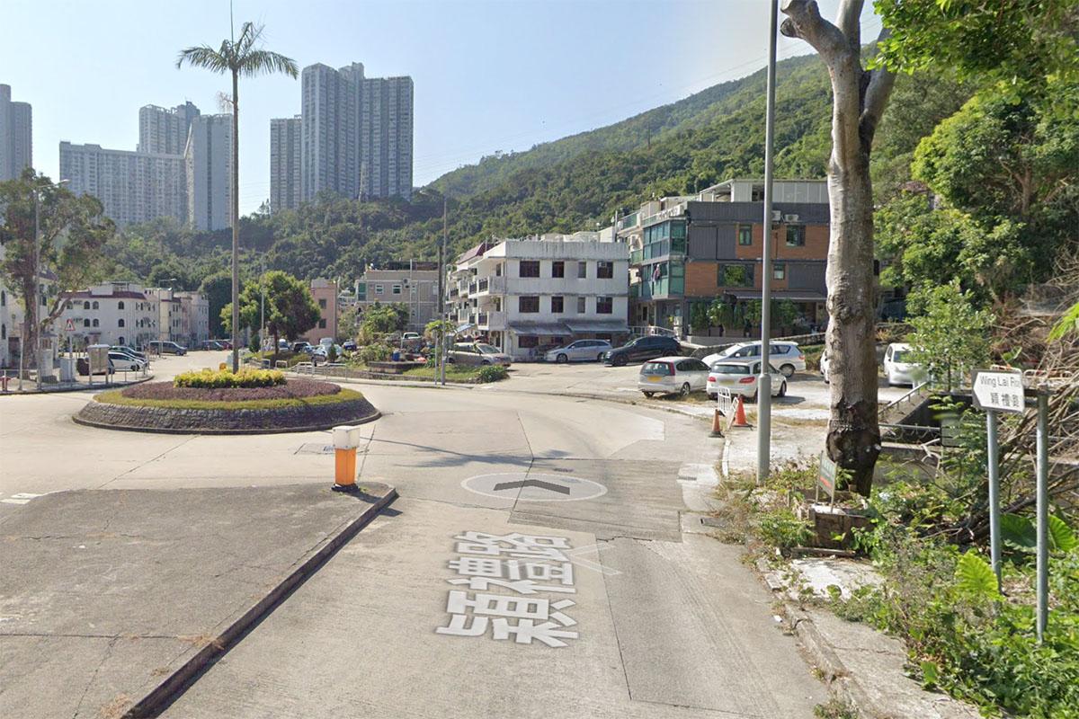 案發於將軍澳穎禮路與寶康路交界一個迴旋處的交通安全島。(Google街景截圖)