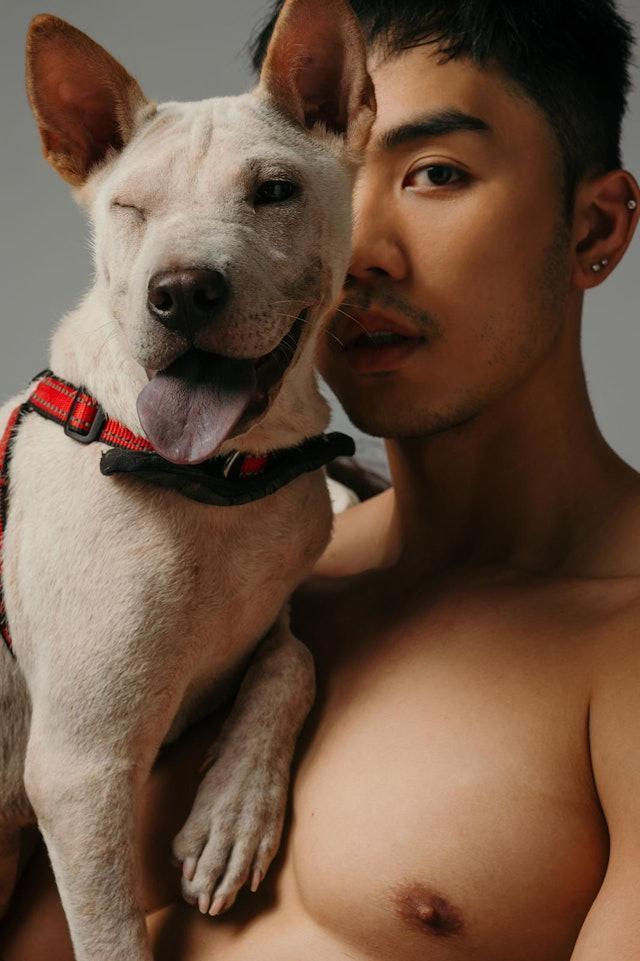 擁有一身結實的肌肉的伍富橋為了呼籲各界關注流浪動物,他疑似全裸上陣與狗狗拍攝一系列的宣傳照