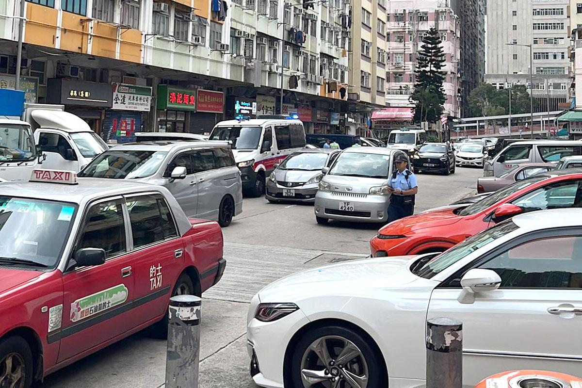 享和街今日間中有警員到場就違例泊車等行為執法。(網上圖片)