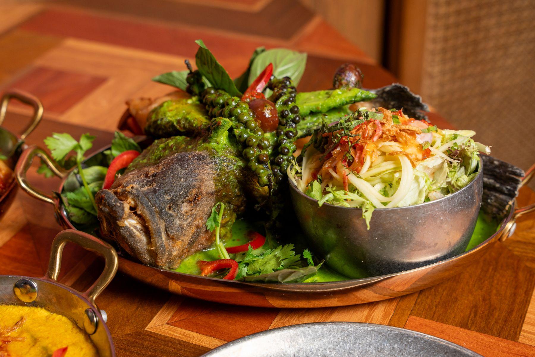 炸原條藍瓜子斑配青芒果、泰北甜辣汁$258