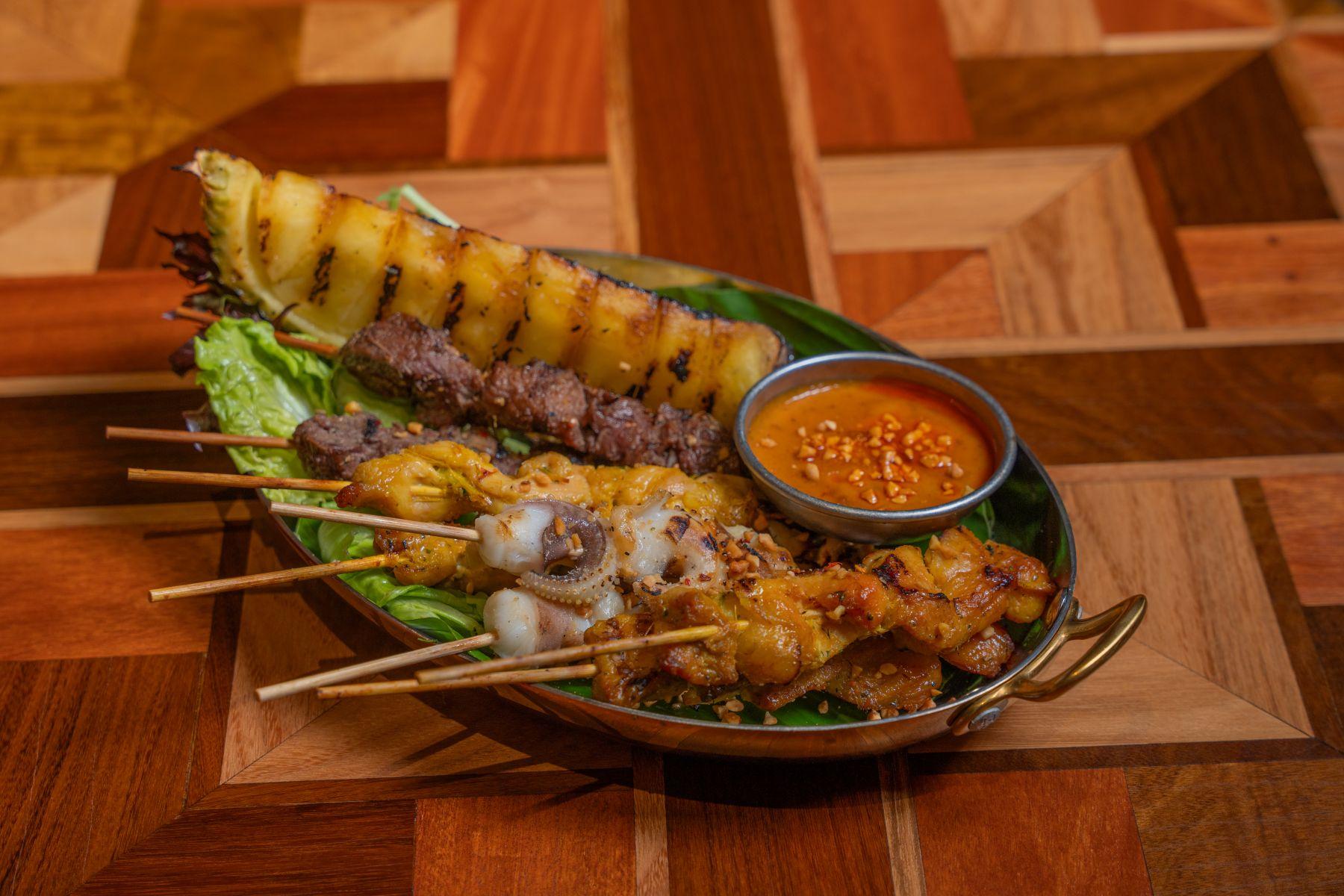 泰開心串燒拼盤($188)有牛、豬、雞肉及墨魚頭串燒各2串,搭配新鮮菠蘿。