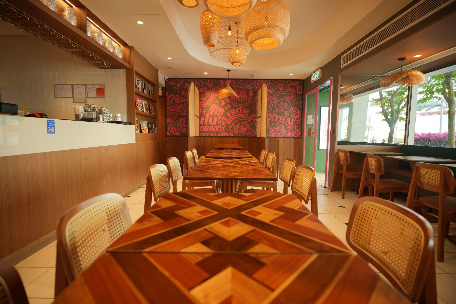 室內木系設計加上藤製傢具,襯托窗外樹木景致,營造輕鬆暖意的氛圍。