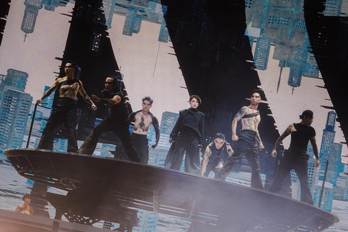 舞台傾斜時憶蓮同時要跳唱,台下樂迷大叫「小心」。