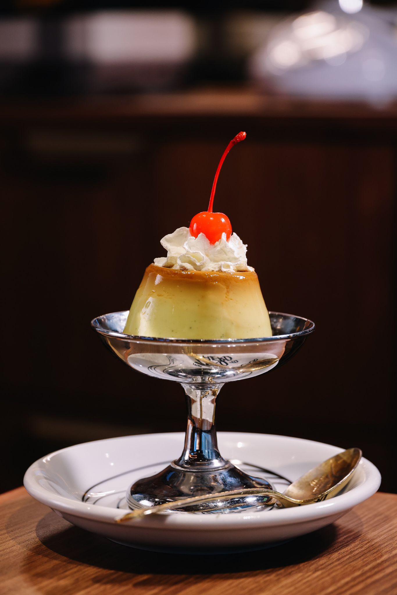 日式焦糖布丁(焙茶味$55) 焙茶味與蛋味俱濃,布丁質感豐厚。(吳康琦攝)