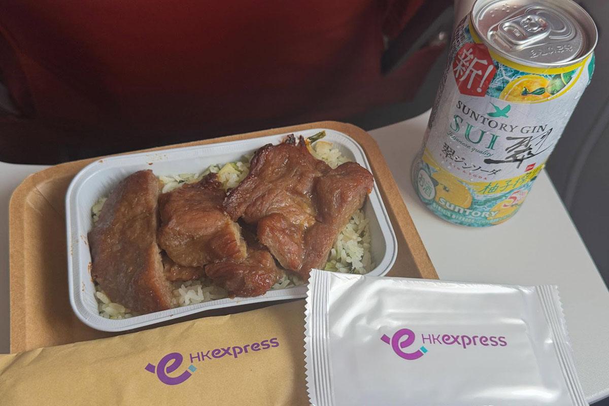 有網民分享在HK Express機上訂購的食物。(Threads用戶tom_th_lee)