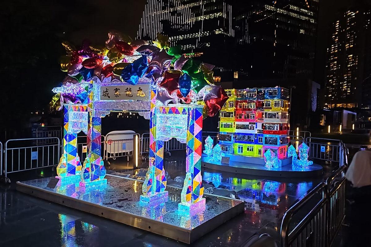 「龍城慶回歸」燈飾展在啟德車站廣場舉行。