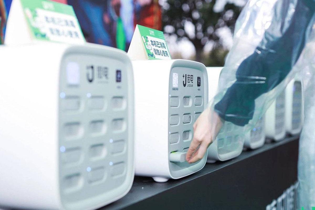 不少人在外依靠共享充電器為電話「續命」。(互聯網)