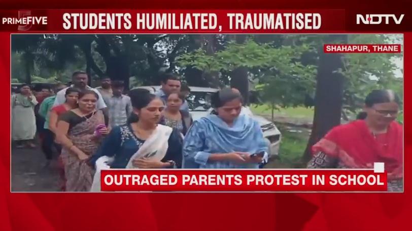 大批家長不滿孩子受辱,湧到學校抗議。(互聯網)