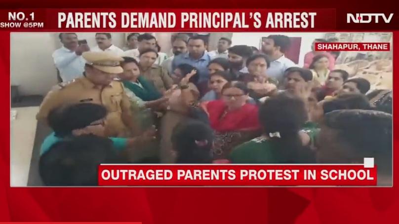 家長逼爆教職員辦公室,與校方對質,警方介入調停。(互聯網)