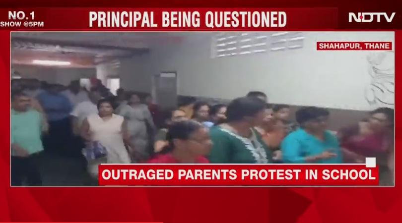 大批家長不滿孩子受辱,湧到學校抗議。(互聯網)