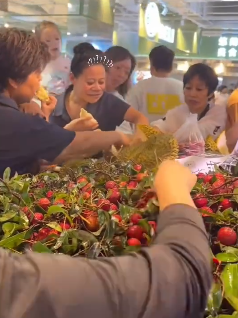 內地網上近日瘋傳一段影片,河北邢臺某超市因開業低價促銷榴槤,多人圍聚榴槤貨架自行開果品嘗,有民眾抱孩經過「見者有份」,一同加入分食行列